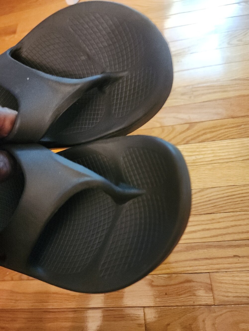OOFOS Oolala Black Women's Recovery Flip Flop Sandals - Picture 5 of 7